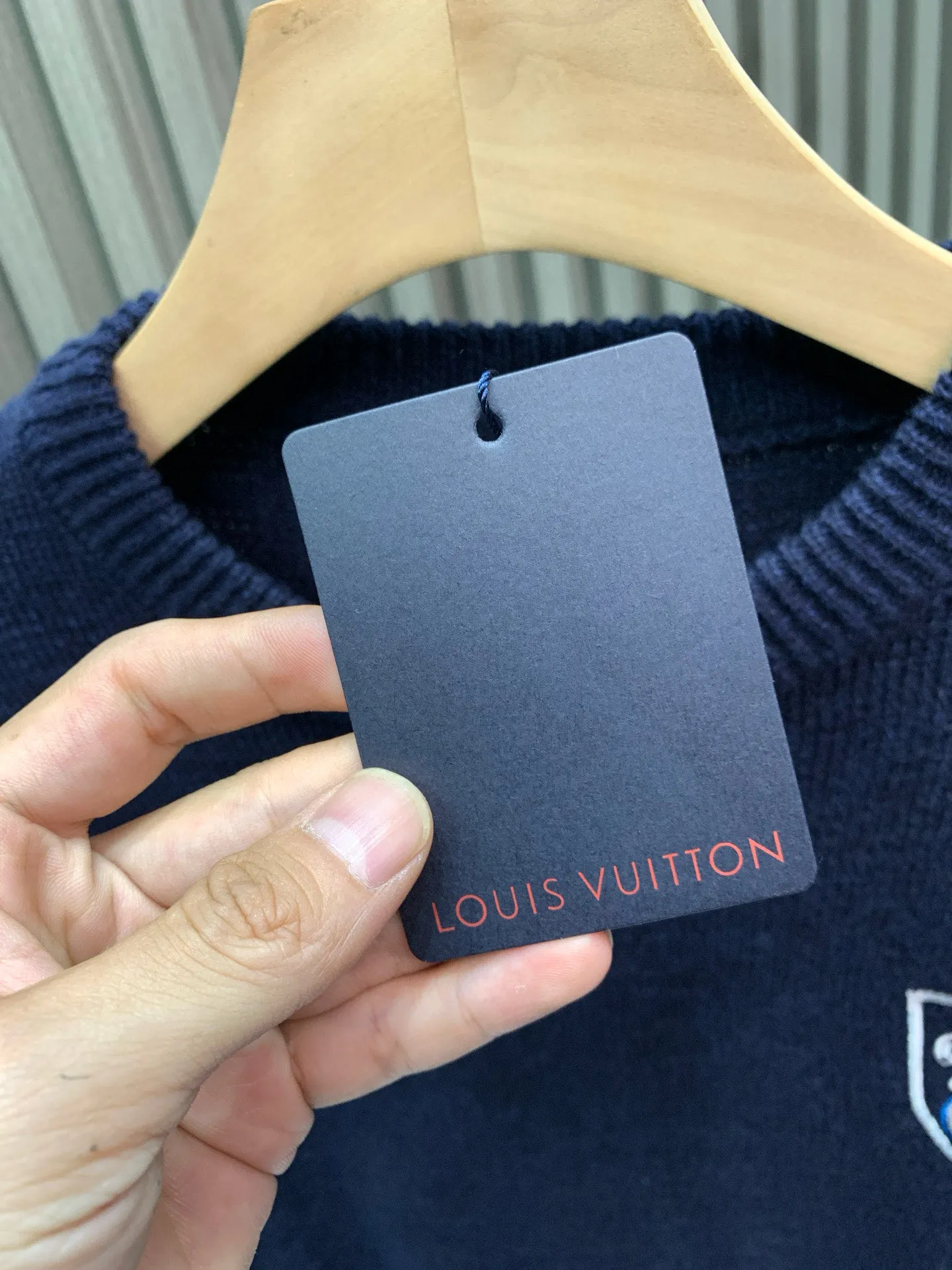 🅿️400 🀄️ Louis Vuitton Louis Vuitton 25SS Lou*s Vuitt*n new conch embroidered logo floral button round neck long-sleeved sweater 100% cotton navy blue color same style full size available for men and women in stock Process description: Use singed mercerized long-staple cotton Custom dyed yarn color similarity is as high as 95% for spinning Use 100% top-grade long-staple cotton Fully combed and tightly sewn with singeing and mercerization technology, more wrinkle-resistant and non-pilling, clear texture, non-sticky for long-term wear in summer, particularly good at absorbing sweat. The body is woven using a 7-needle computerized flat knitting machine. The embroidery is made with water-soluble cloth, with up to 3,000 lines of embroidery. Restores YB quality. Navy blue and dark colors are worn in advanced and slimming styles, showing a casual and lazy style. Customized surface accessories